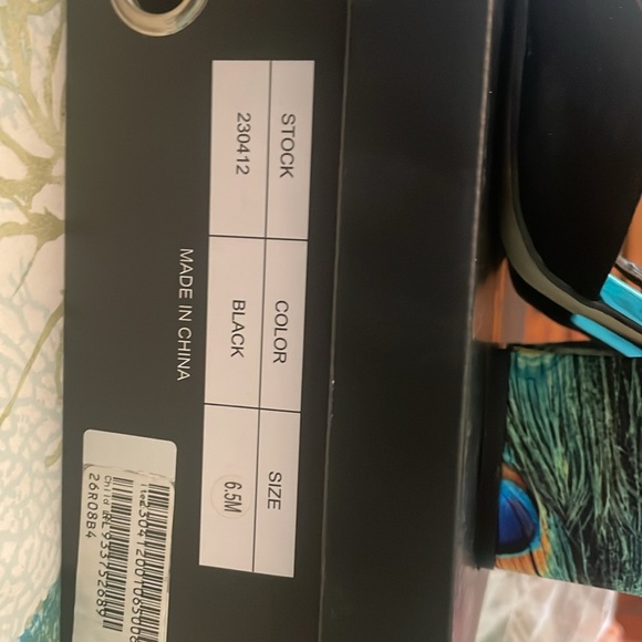 June Ambrose black with peacock pattern 4 inch heels - Picture 6 of 8